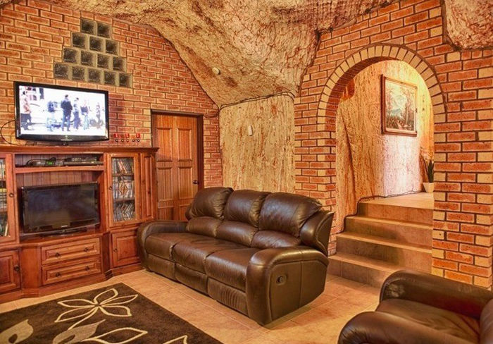 The only real underground city in the world, a small town living underground in Australia - top emoticon