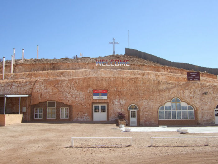 The only real underground city in the world, a small town living underground in Australia - top emoticon