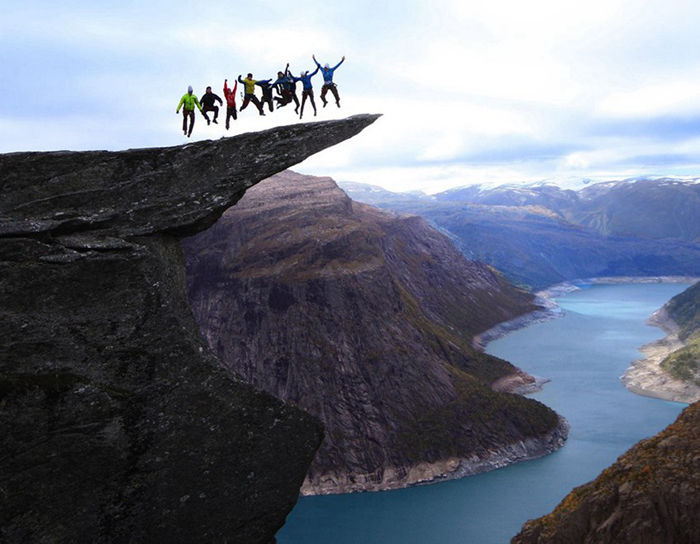 8 of the most thrilling attractions in the world - pin emoticons